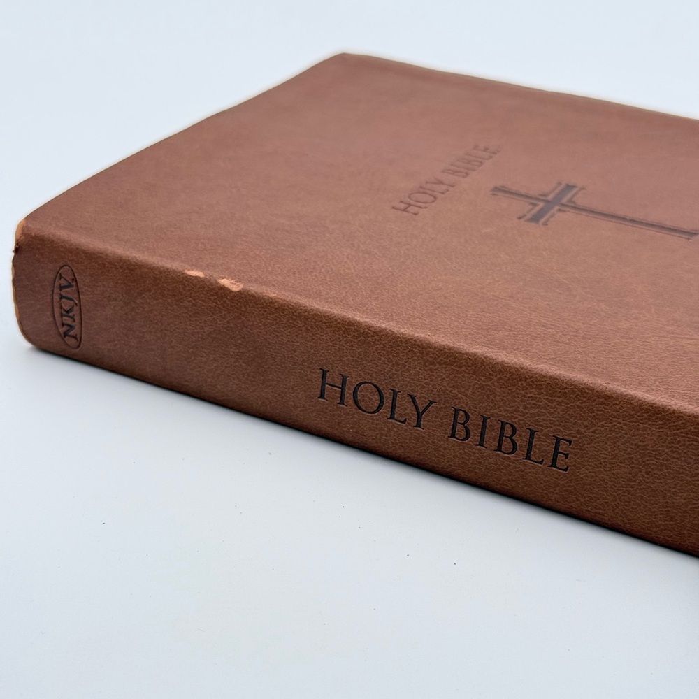NKJV HOLY BIBLE SUPER GIANT PRINT EDITION REFERENCES RED LETTER LEATHER T NELSON - Picture 2 of 10